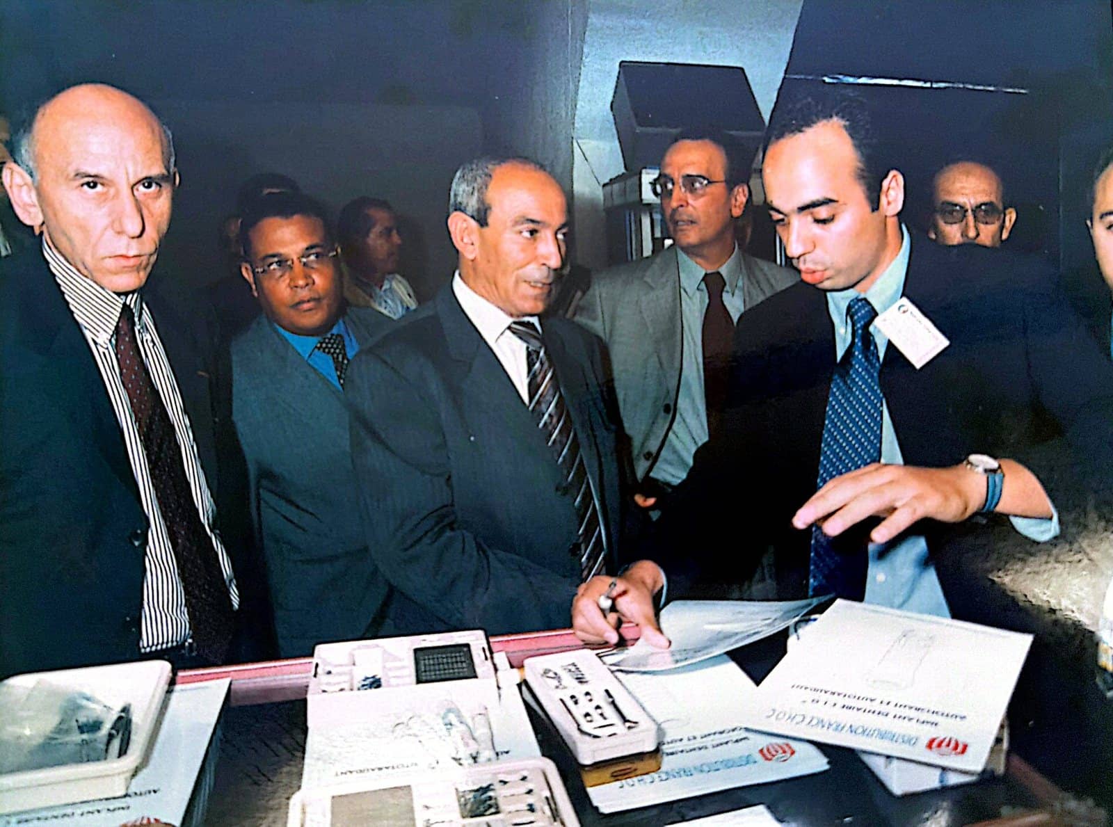 Archive 1999 : présentation de kits implantaires sur un stand professionnel